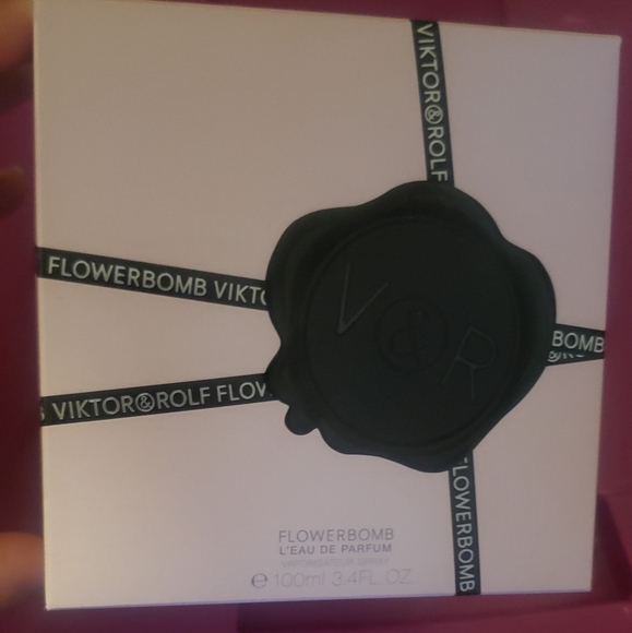 Viktor & Rolf Flowerbomb 3.4oz L'eau de parfum in box - Picture 3 of 10